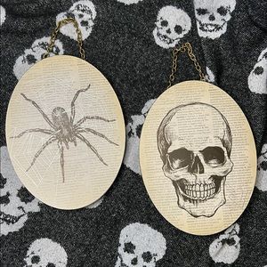 Spider and Skull Hanging Sign Plaque Wall Decor